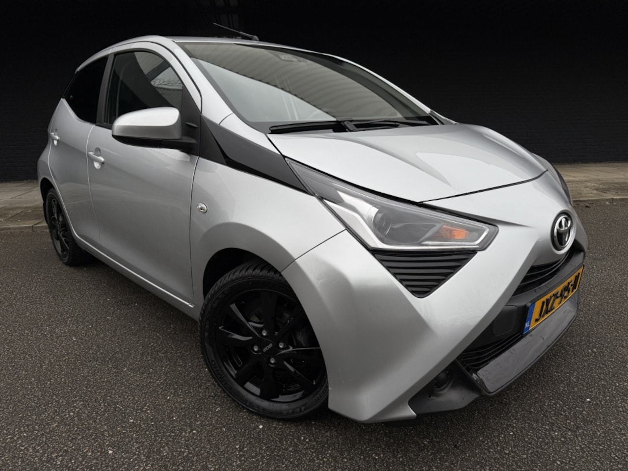 Toyota Aygo - 1.0 VVT-i x-play // Automaat // Facelift // - AutoWereld.nl