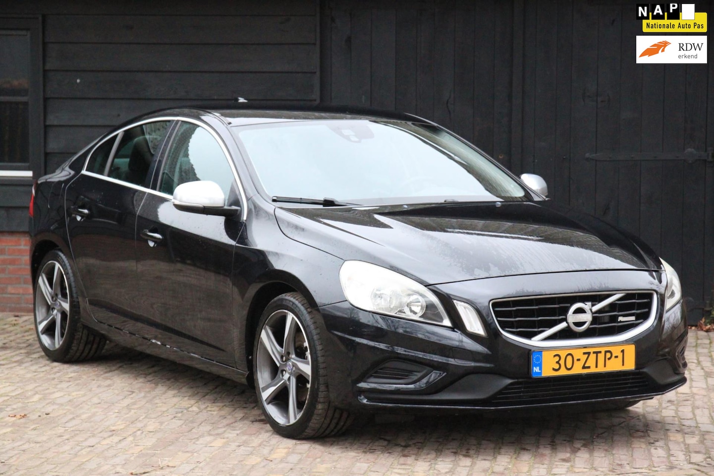 Volvo S60 - 1.6 T3 R-Design Navigatie/Parkeersensor/18"inch lmv/Trekhaak - AutoWereld.nl