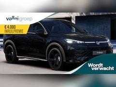 Volkswagen T-Roc - R-Line First Edition 1.5 eTSI 110 kW / 150 PK SUV Blackstyle | 20 inch Zwart | Trekhaak |