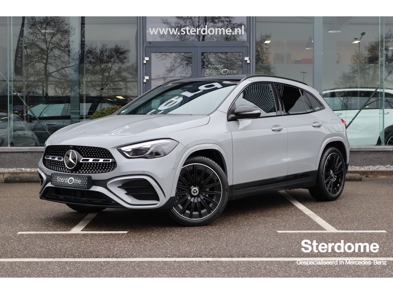 Mercedes-Benz GLA-Klasse - 180 AMG Line I 2025 I Panorama dak I MANUFAKTUR Alpine Grijs I Trekhaak I Stoelverwarming - AutoWereld.nl