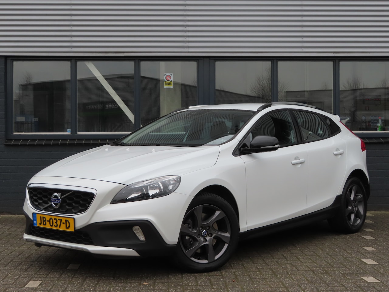 Volvo V40 Cross Country - 1.5 T3 Summum | lederen bekleding  | trekhaak | stoelverwarming - AutoWereld.nl