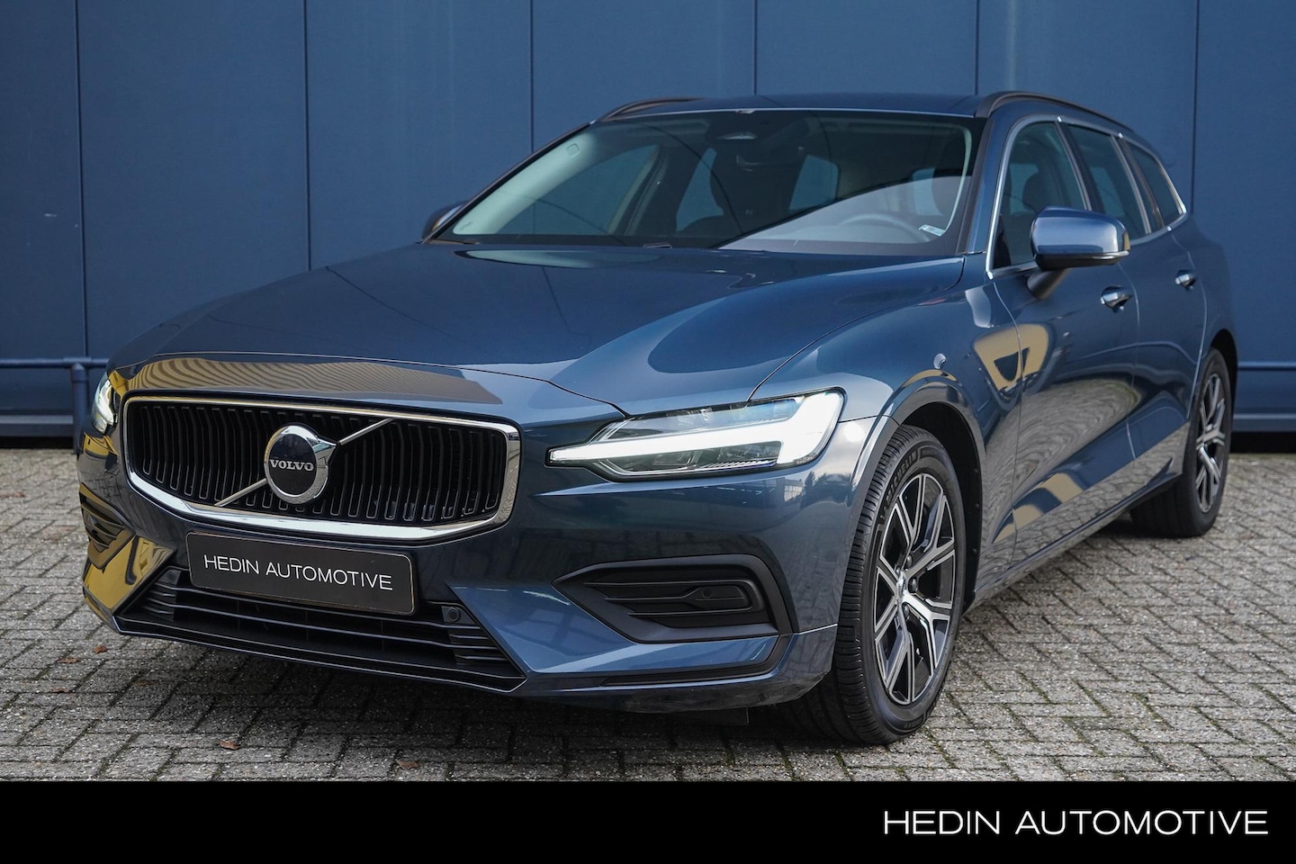 Volvo V60 - 2.0 B3 Core | Pilot assist | Dode hoek detectie | Stoel- & stuurwielverwarming | Trekhaak - AutoWereld.nl