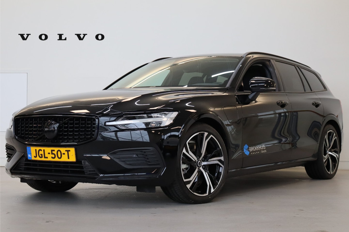 Volvo V60 - T6 350PK AWD Essential | Leer | Pilot Assist | BLIS | 19'' | Getint Glas  | Lendensteun | - AutoWereld.nl