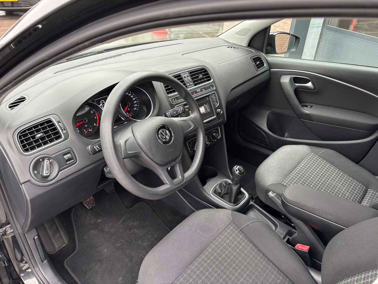 Volkswagen Polo - 1.0 First Edition | Airco. Parkeersensoren. Stoelverw.