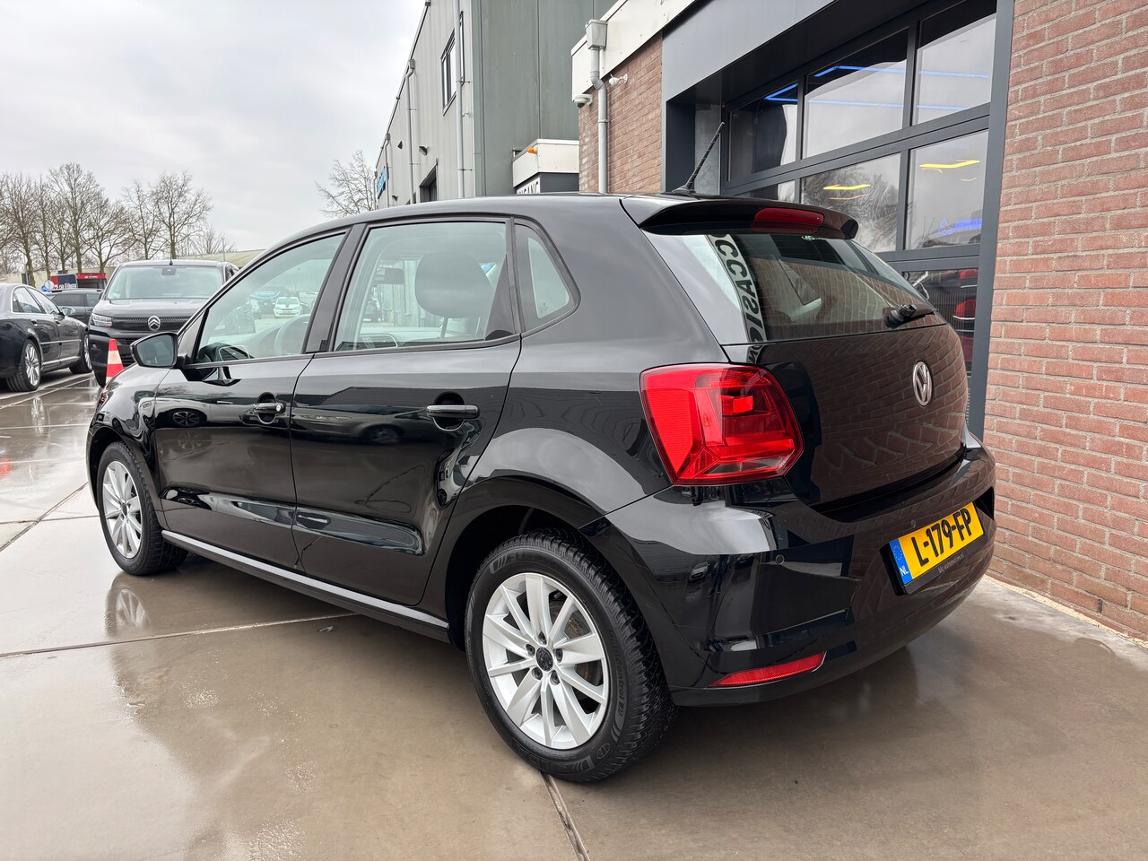 Volkswagen Polo - 1.0 First Edition | Airco. Parkeersensoren. Stoelverw.