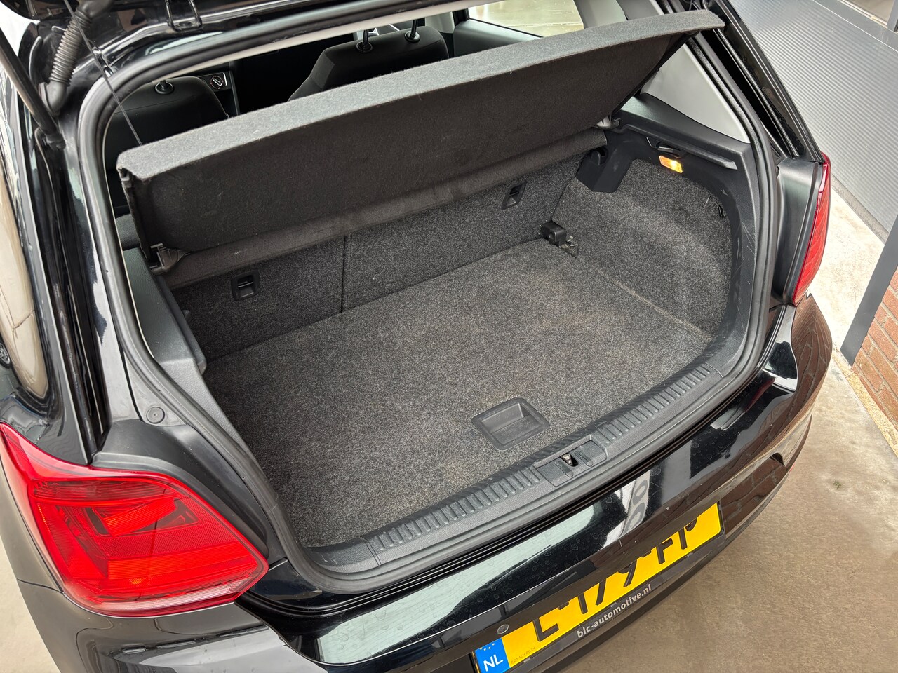 Volkswagen Polo - 1.0 First Edition | Airco. Parkeersensoren. Stoelverw.