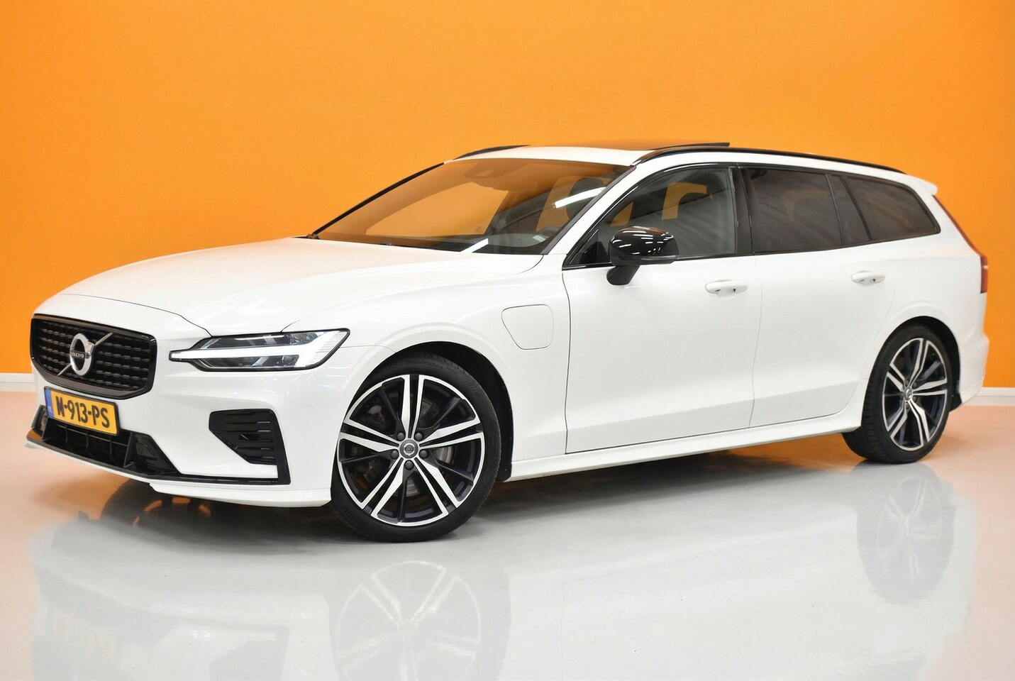 Volvo V60 - 2.0 T6 Recharge AWD R-Design | Crystal White | Styling Kit! | VolvoSelekt! | Trekhaak - AutoWereld.nl