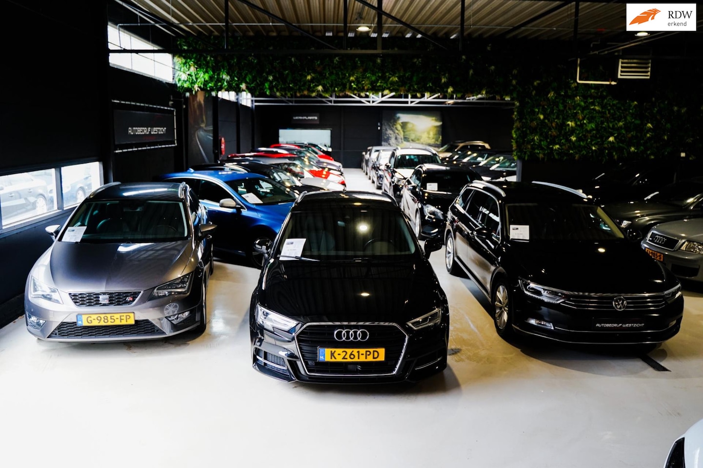 Mitsubishi Outlander - 2.4 Intense 2.4 Intense+, Automaat, 7pers, Youngtimer, Trekhaak - AutoWereld.nl