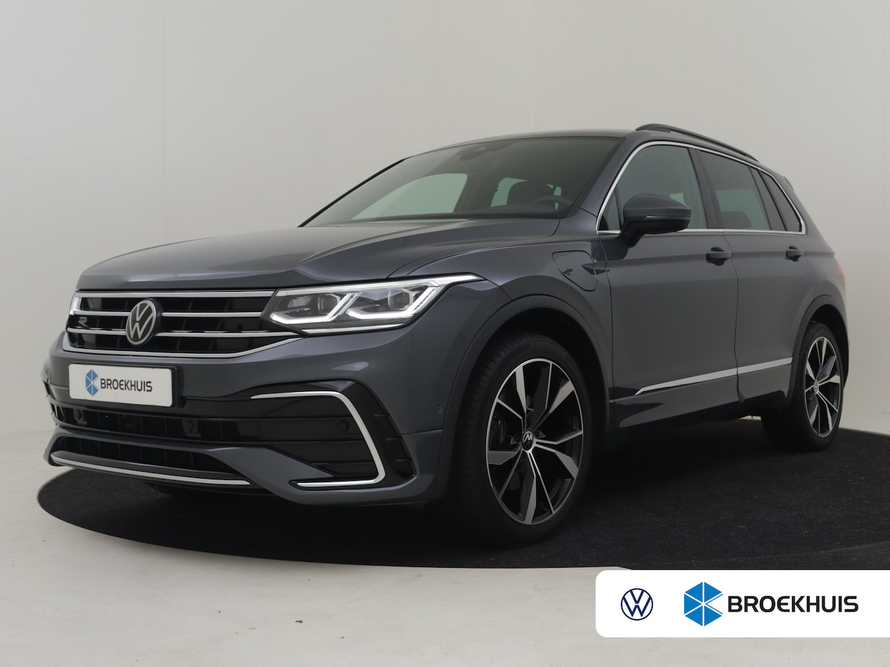 Volkswagen Tiguan - 1.4 TSI eHybrid R-Line Business+ 245pk | TREKHAAK | CAMERA | STOELVERW. | NVAIGATIE | ADAP - AutoWereld.nl