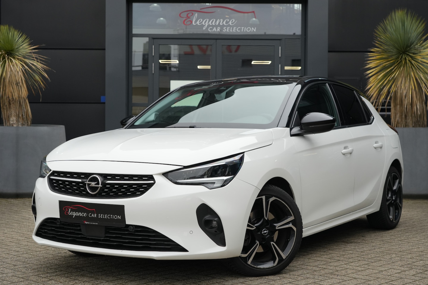 Opel Corsa - 1.2 Ultimate 100pk Panoramadak/Stoelverwarming/Camera - AutoWereld.nl