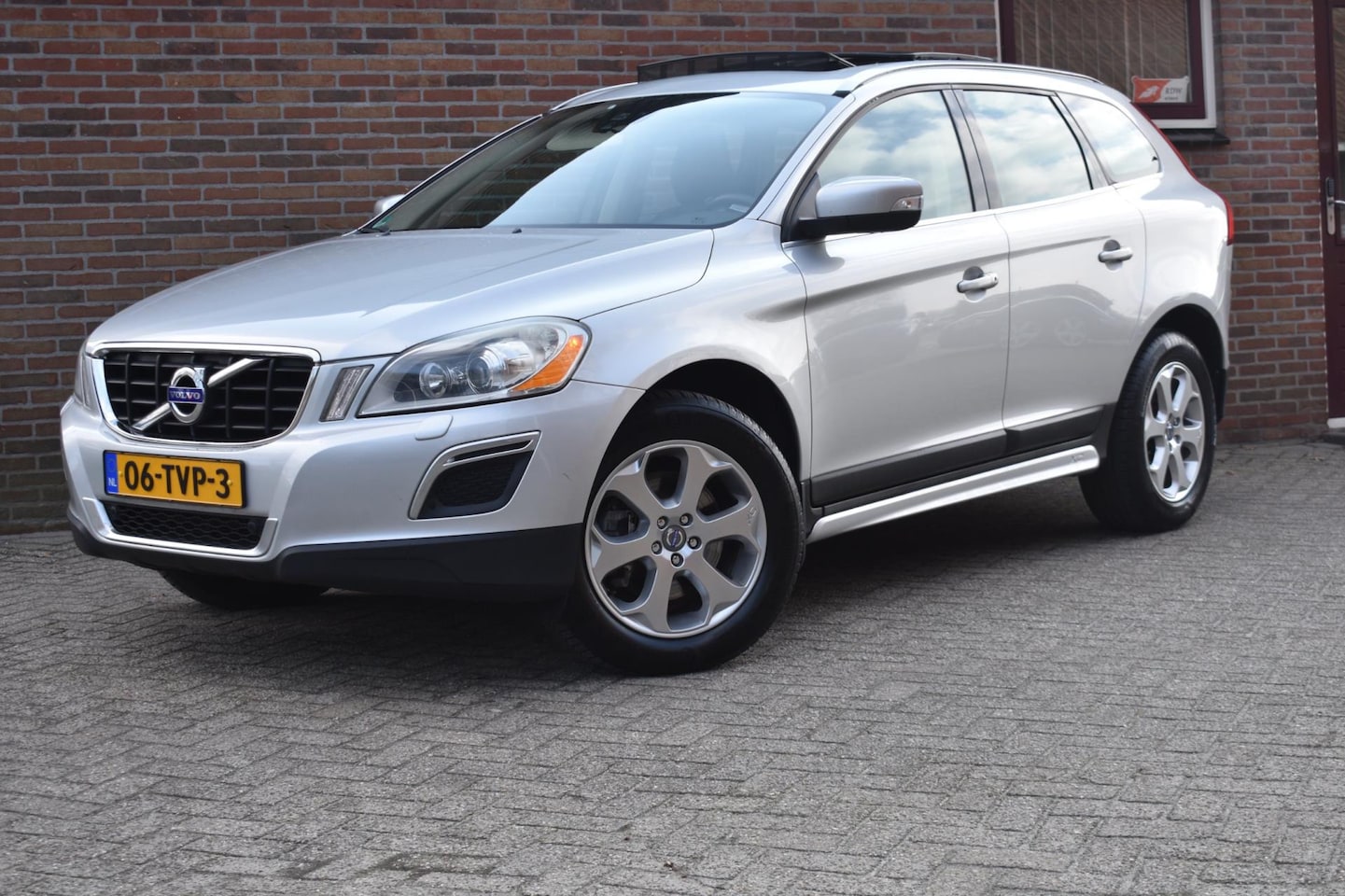 Volvo XC60 - 2.0 D3 Summum '12 leer, pano, inruil mogelijk - AutoWereld.nl