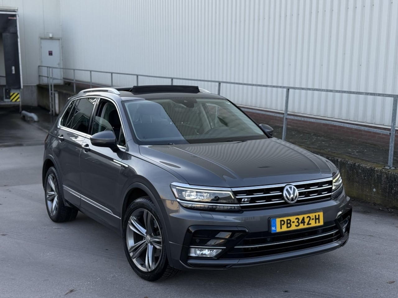 Volkswagen Tiguan - 1.4 TSI 150pk ACT | R-Line | Trekhaak | Panoramadak | Navi - AutoWereld.nl