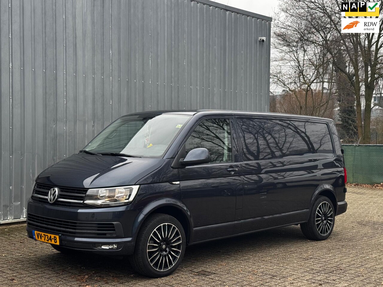 Volkswagen Transporter - 2.0 TDI L2H1 / DSG 180pk / Highline / Carplay / PDC V+A - AutoWereld.nl