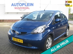 Toyota Aygo - 1.0-12V + zuinig 5 deurs in Nederland nieuw geleverd autootje met airco en centrale portie