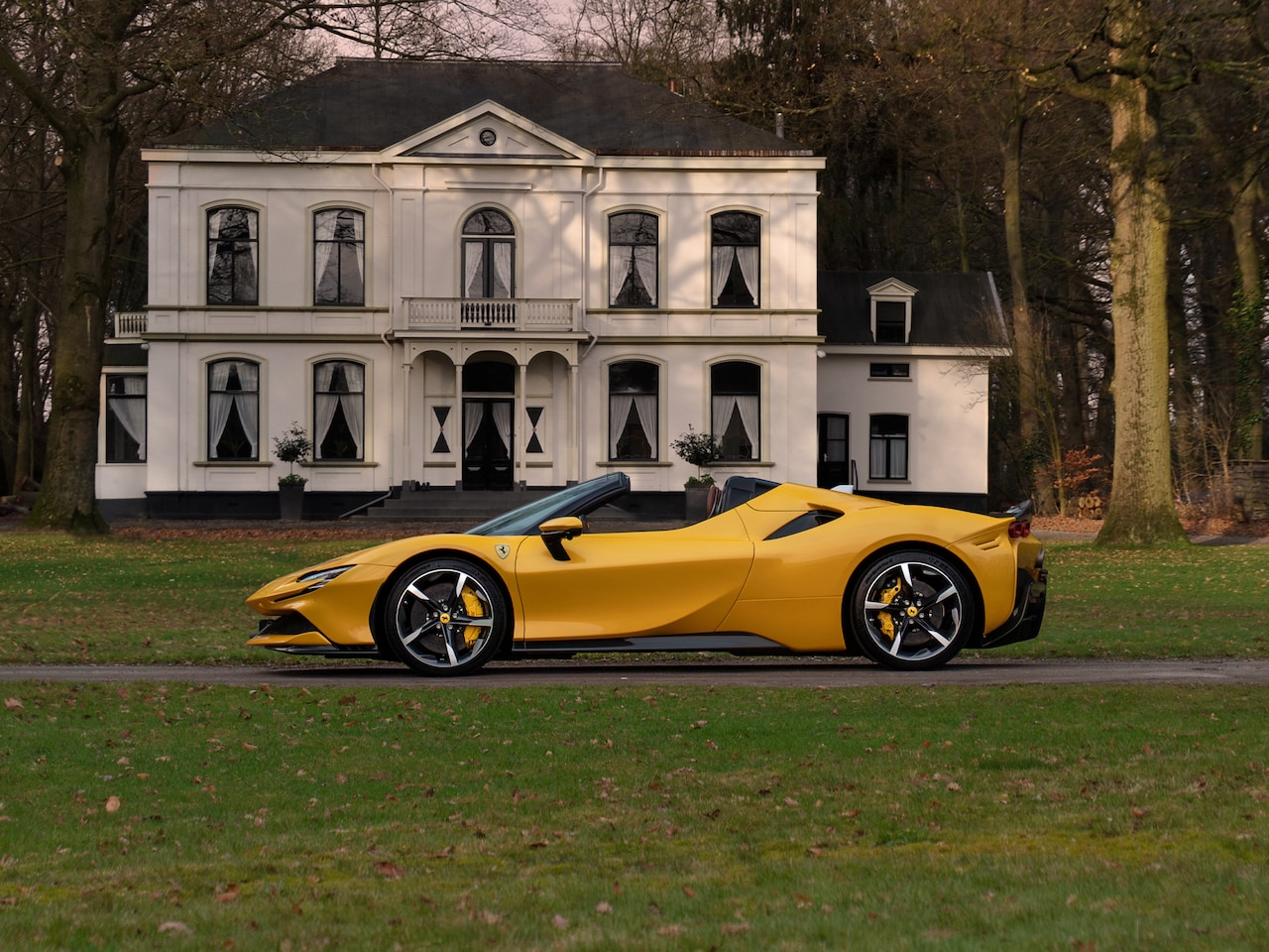 Ferrari SF90 Spider - 4.0 V8 Assetto Fiorano | Giallo Triplo Strato | full carbon | JBL | etc - AutoWereld.nl