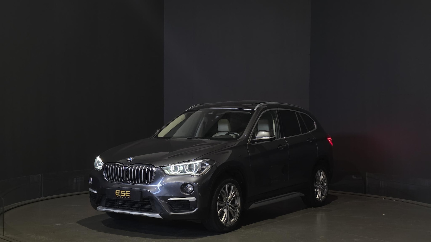 BMW X1 - xDrive20i Executive | Panorama | Hud | Sfeer | Camera - AutoWereld.nl