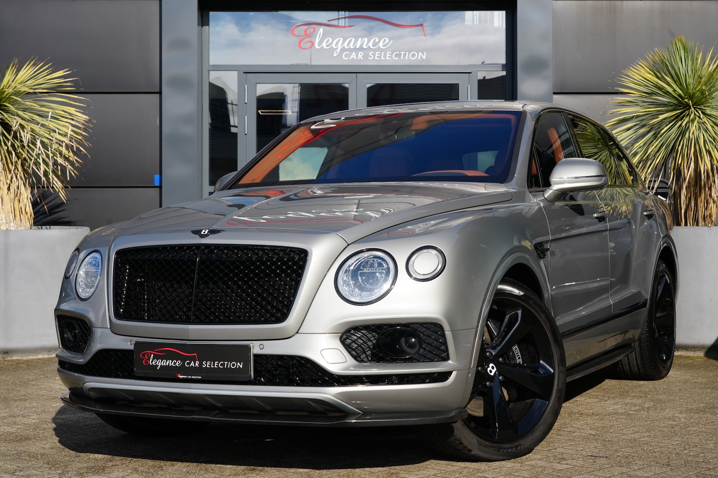 Bentley Bentayga - 4.0 V8 550pk Panoramadak/Carbon/Trekhaak/Nachtzicht - AutoWereld.nl