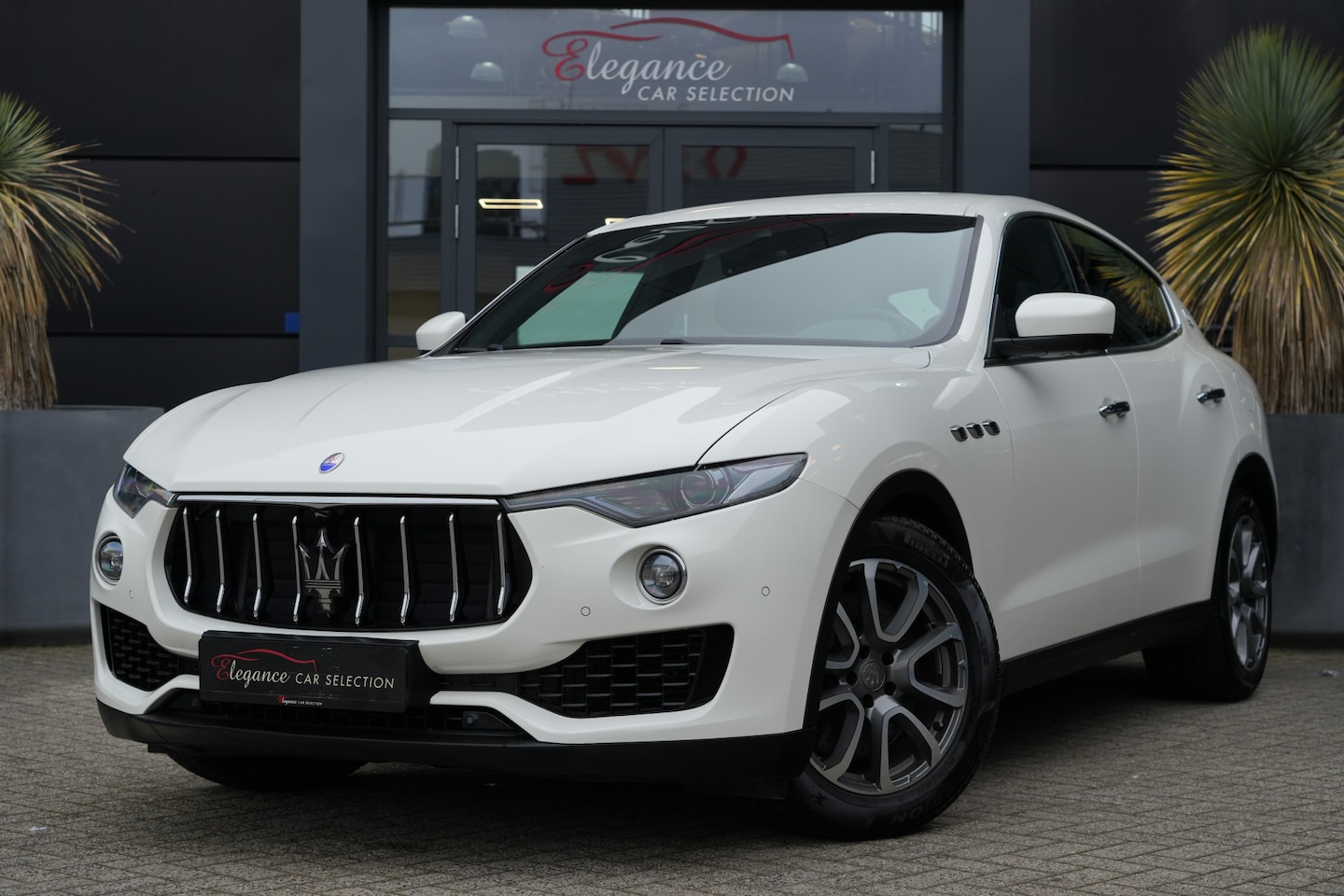 Maserati Levante - 3.0 V6 S AWD GranLusso 430pk Stoelverwarming/Luchtvering/Navigatie - AutoWereld.nl