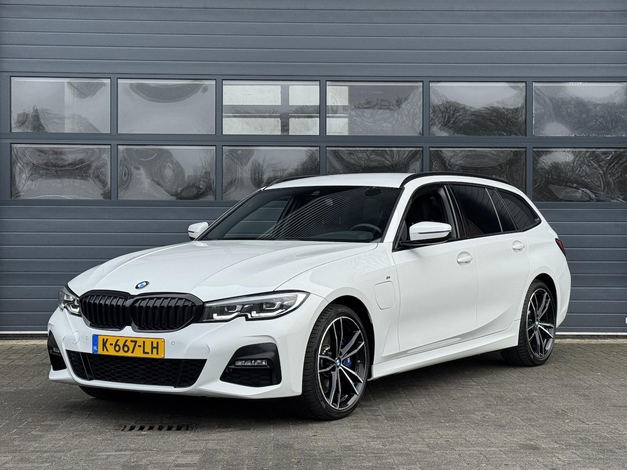 BMW 3-serie Touring - 330e M-SPORT I PLUG-IN HYBRID I LEDEREN BEKLEDING I 59.434KM - AutoWereld.nl
