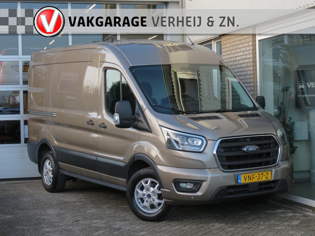 Ford Transit - 350 2.0 TDCI L2H2 Limited Camera|Automaat|Clima|Winter Pakket|Bank|Trekhaak|Betimmering|Sc - AutoWereld.nl