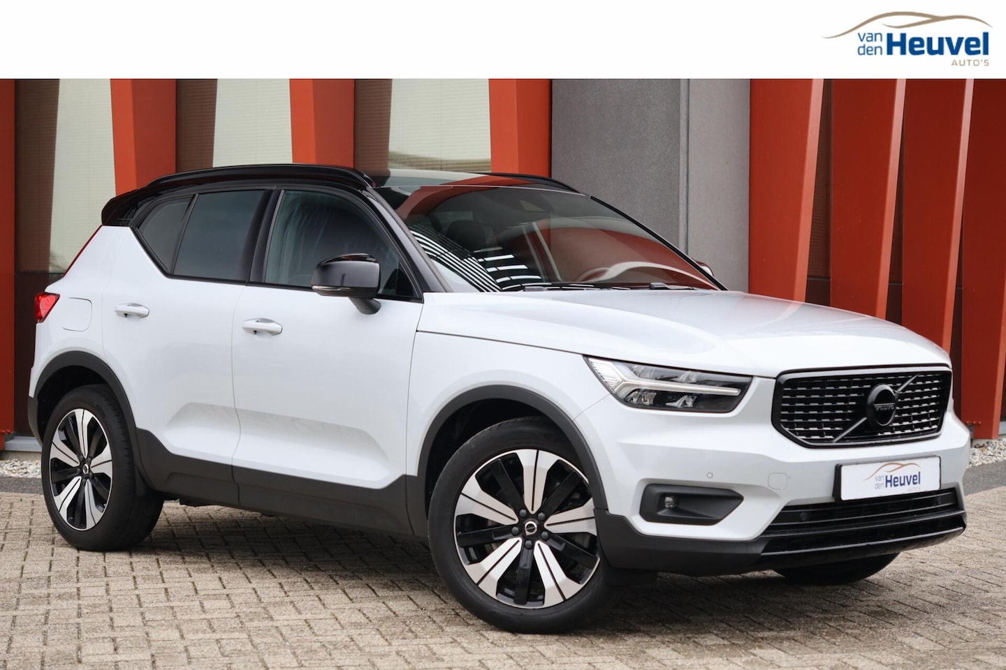 Volvo XC40 - T5 Recharge R-Design | Stoelverwarming | Trekhaak | Parkeercamera | Keyless | Glossy Black - AutoWereld.nl