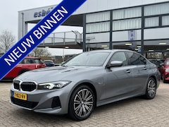 BMW 3-serie - 320e Widescreen Trekhaak Camera Elek Stoelen Leder Stoelverwarming 18 Inch M-Sport Velgen