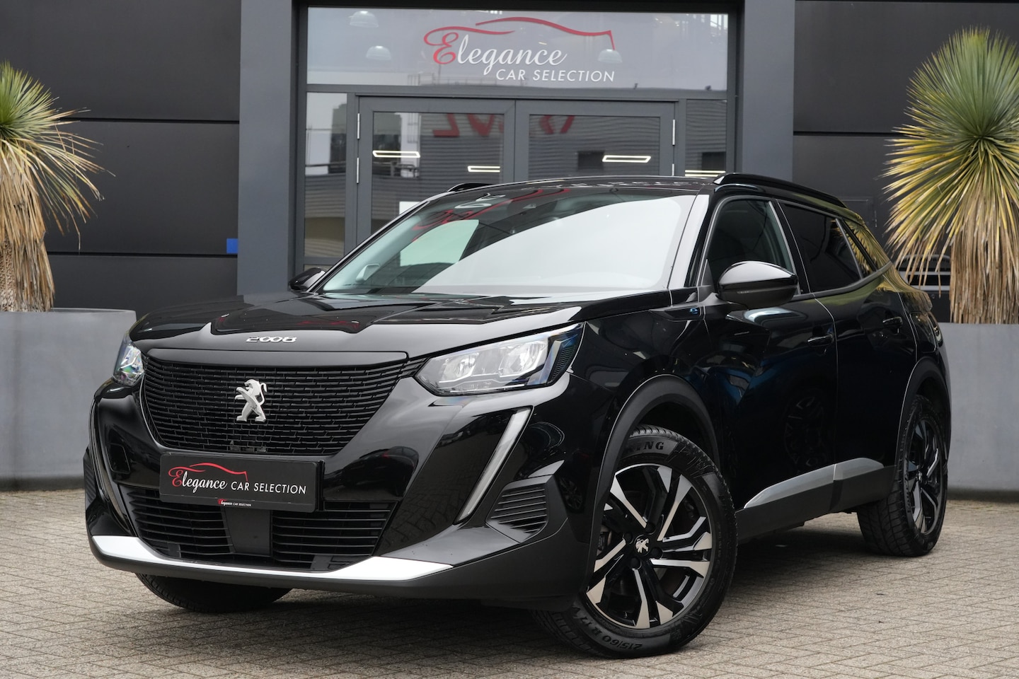 Peugeot e-2008 - EV Allure Pack 50 kWh 136pk AppleCarPlay/360Camera - AutoWereld.nl