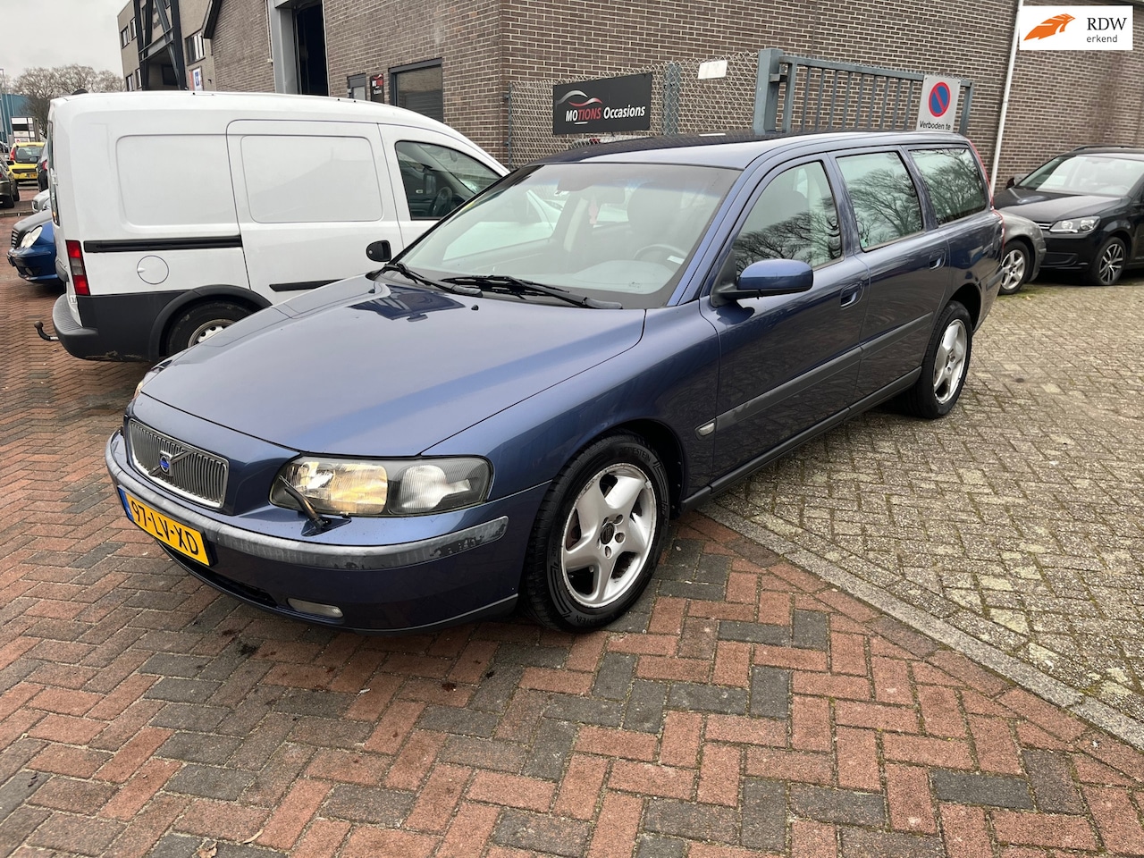 Volvo V70 - 2.4 Comfort Line! 7P! AUTOMAAT! Trekhaak! Airco! - AutoWereld.nl