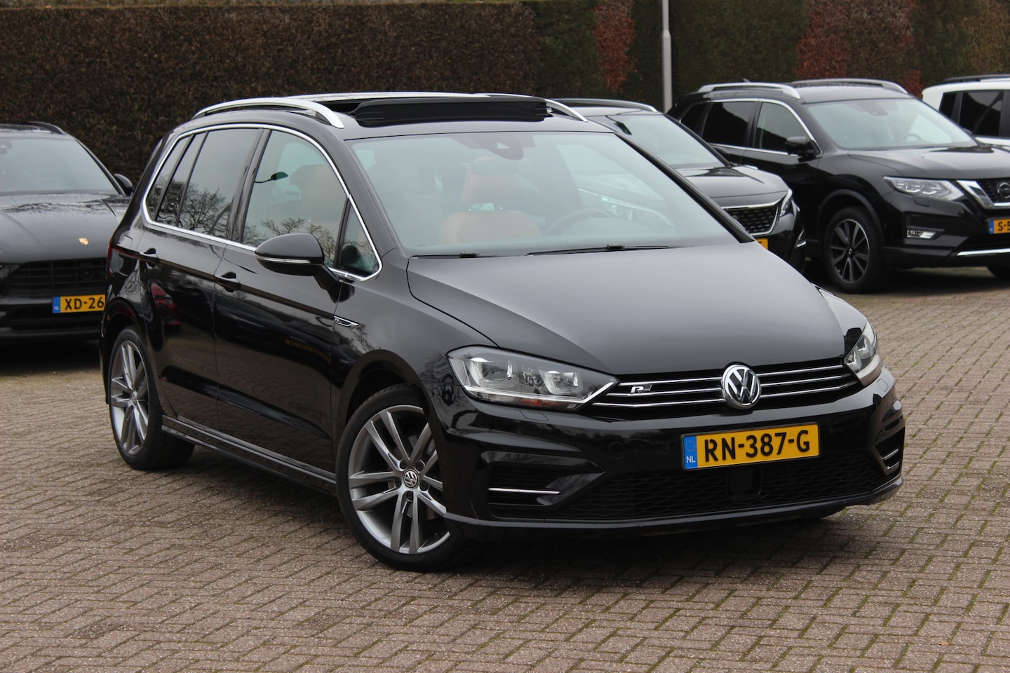Volkswagen Golf Sportsvan - 1.4 TSI Highline R-line / Trekhaak / Panoramadak / Camera / Navigatie / 18'' / DAB / Stoel - AutoWereld.nl