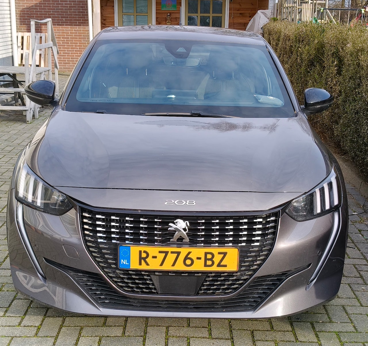 PEUGEOT 208