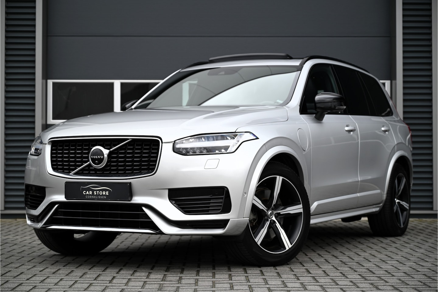 Volvo XC90 - 2.0 T8 Twin Engine AWD R-DESIGN / PANO / BOWERS & WILKINS / CARBON / LUCHTVERING / HUD / 3 - AutoWereld.nl