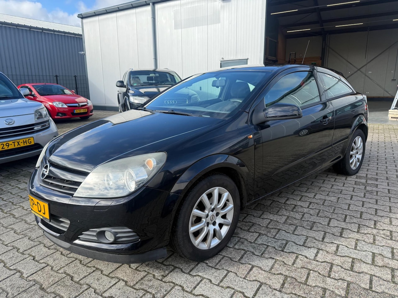 Opel Astra GTC - 1.8 Sport 2008 Zwart 154.000 KM 1E Eigenaar - AutoWereld.nl