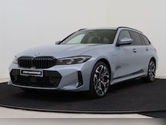 BMW 3-serie Touring - 330e High Executive M Sport Automaat / Panoramadak / Trekhaak / Sportstoelen / Adaptieve L