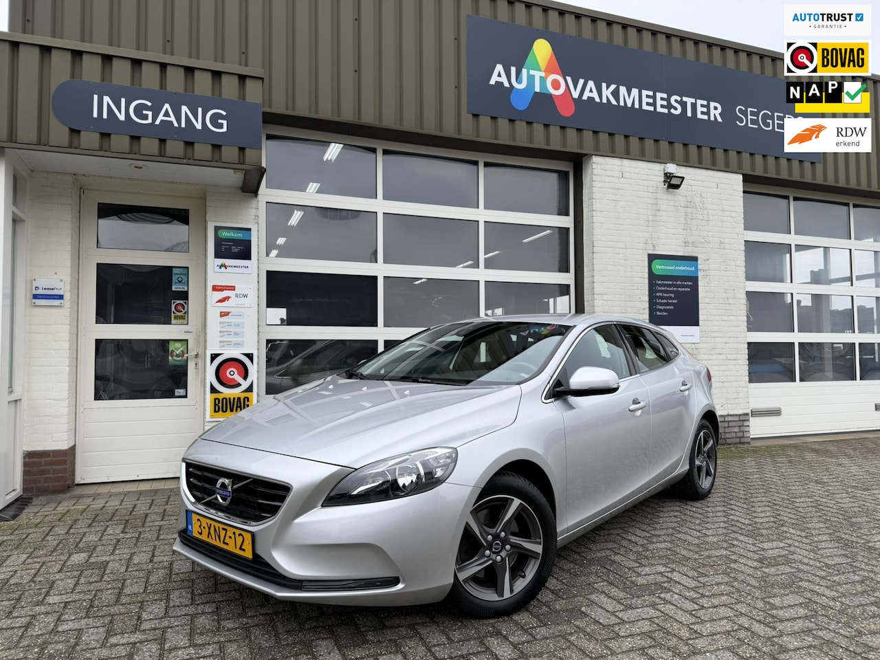 Volvo V40 - 1.6 T3 Momentum|Goed onderhouden|Trekhaak| - AutoWereld.nl