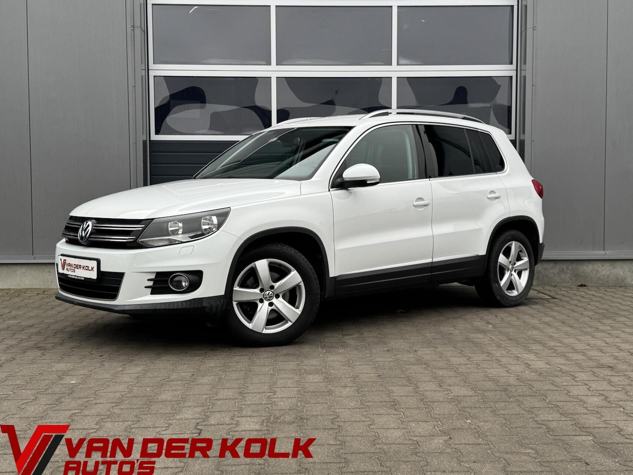 Volkswagen Tiguan - 1.4 TSI Sport&Style | Cruise | Stoelverwarming | Navigatie | Trekhaak - AutoWereld.nl