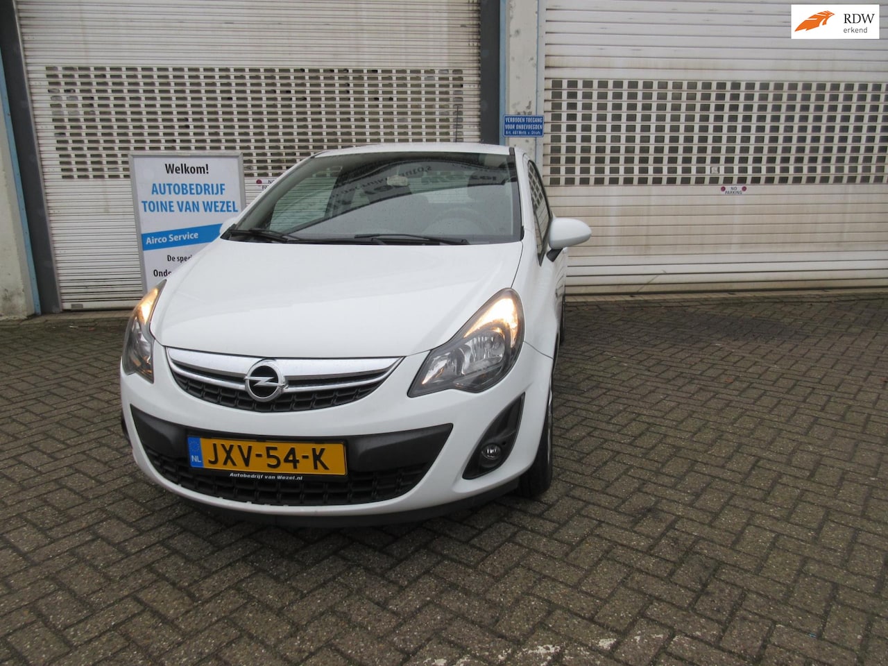 Opel Corsa - 1.2-16V Anniversary Edition airco cruise navi - AutoWereld.nl