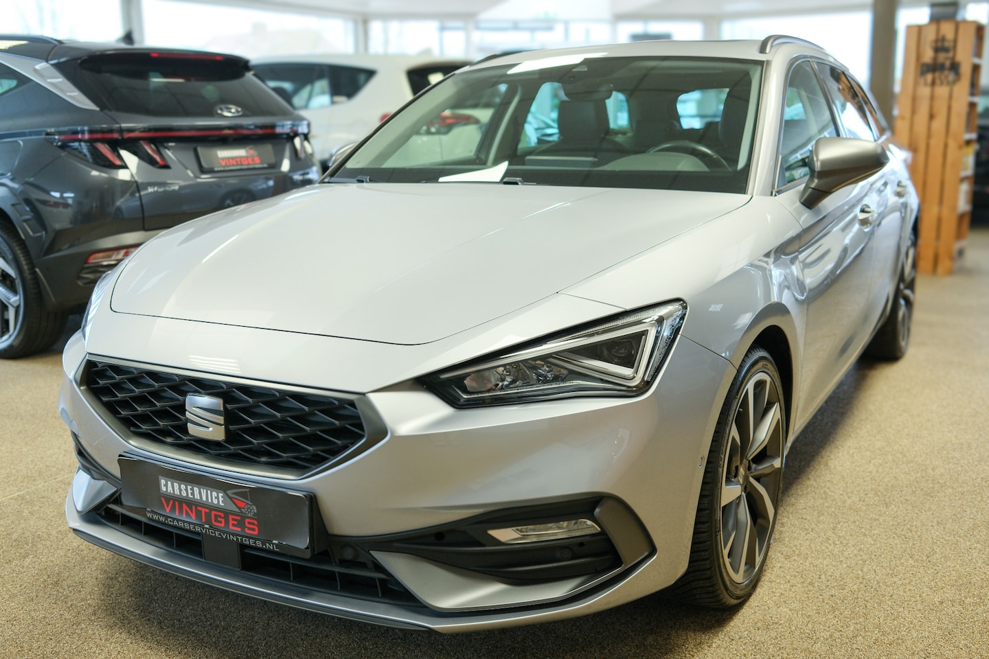 SEAT Leon Sportstourer - 1.5 eTSI FR Business Intense  Panoramadak Wegklapbare Trekhaak Virtiueel Cockpit 150pk - AutoWereld.nl