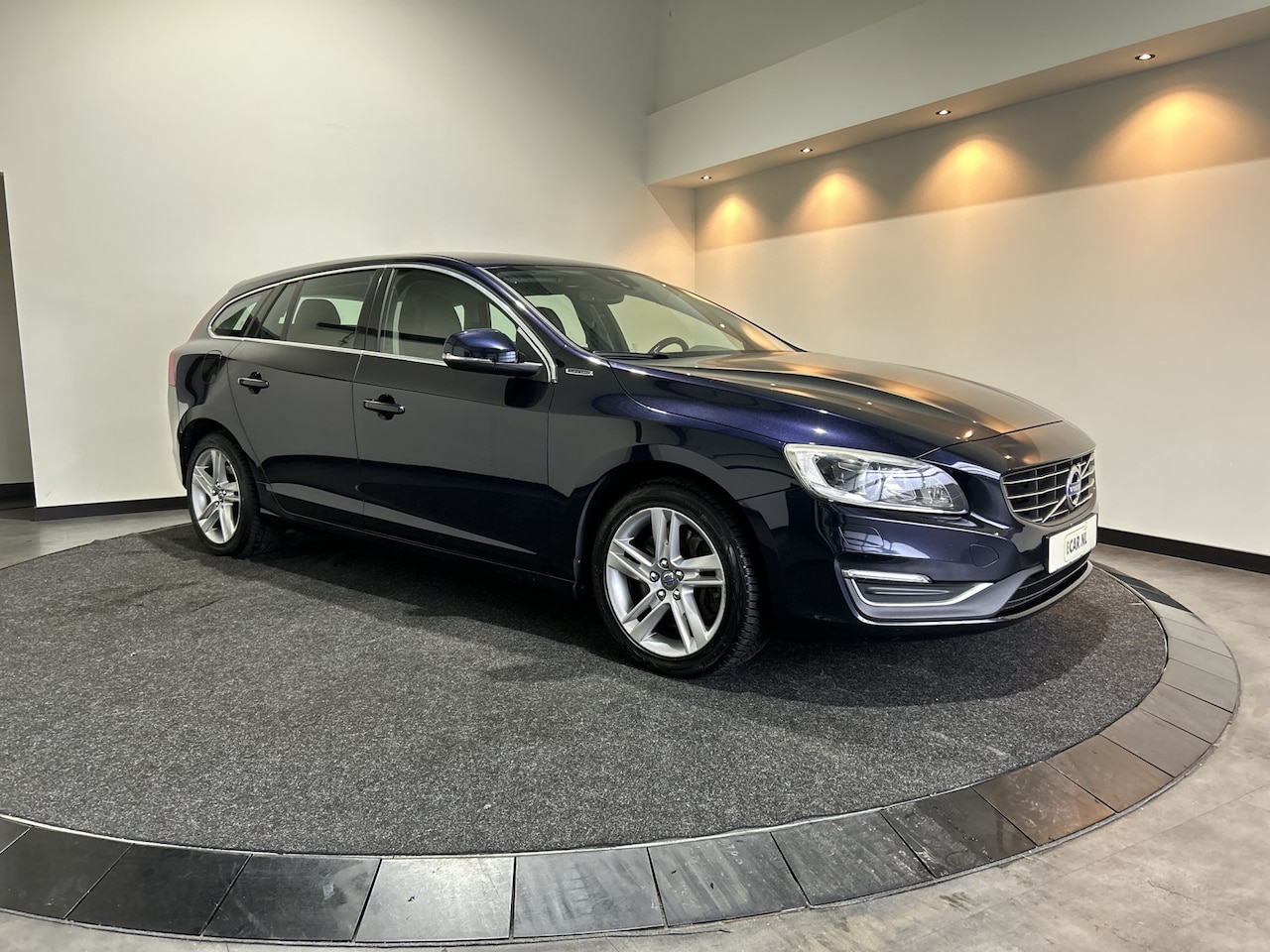 Volvo V60 - 2.4 D6 Twin Engine Momentum | Leder stoelen | stoelverwarming | parkeersensoren - AutoWereld.nl