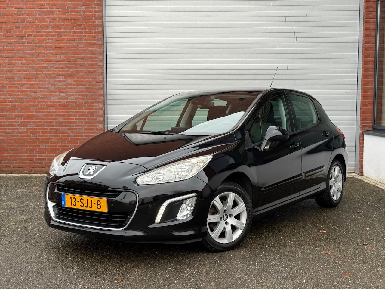 Peugeot 308 - 1.6 VTi Première| PANO| NEW APK| TREKHAAK| NAP - AutoWereld.nl
