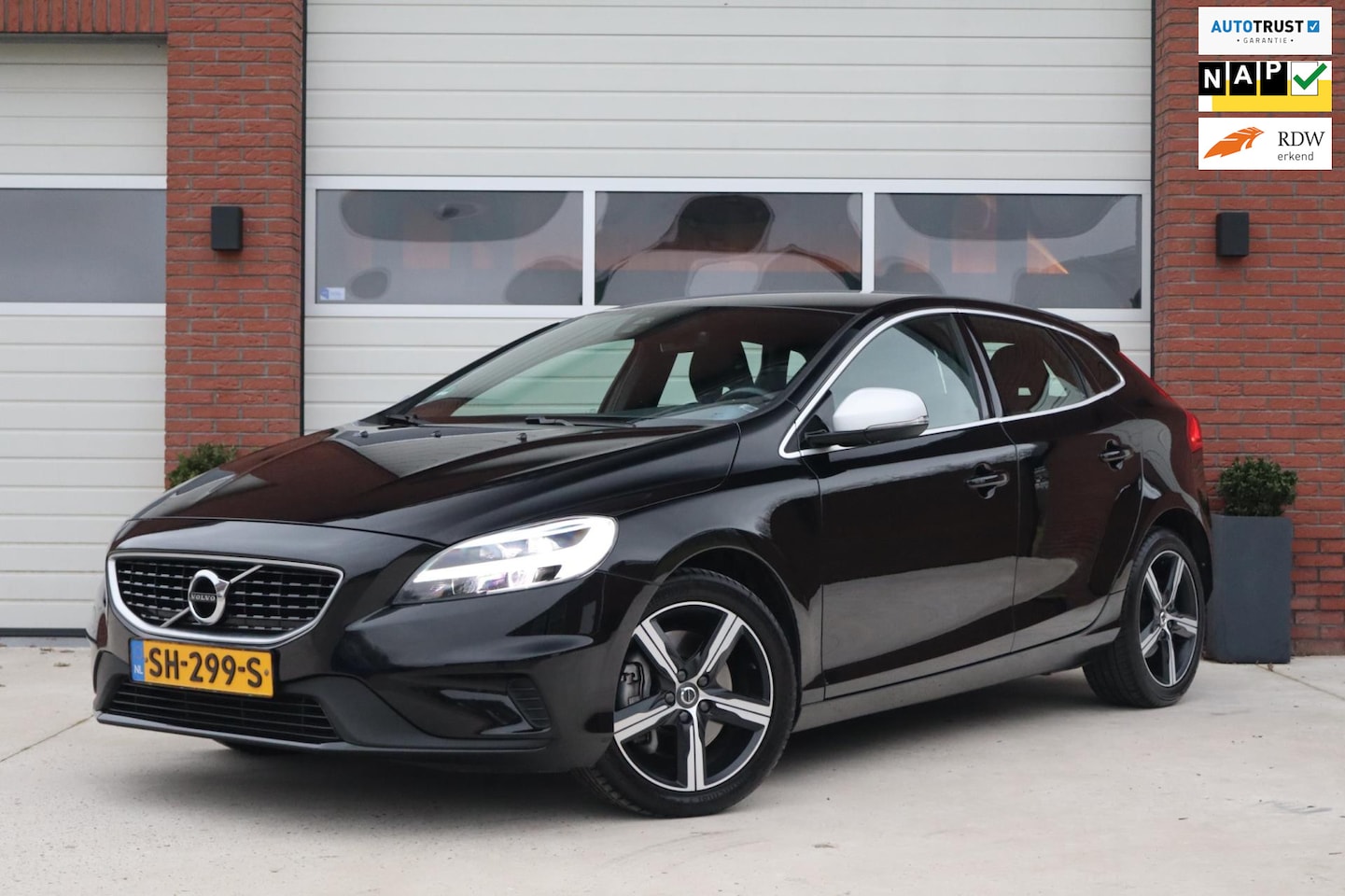 Volvo V40 - 2.0 T4 190PK R-Design Business Sport - Half leder - Zwarte hemel - Afneembare trekhaak - S - AutoWereld.nl