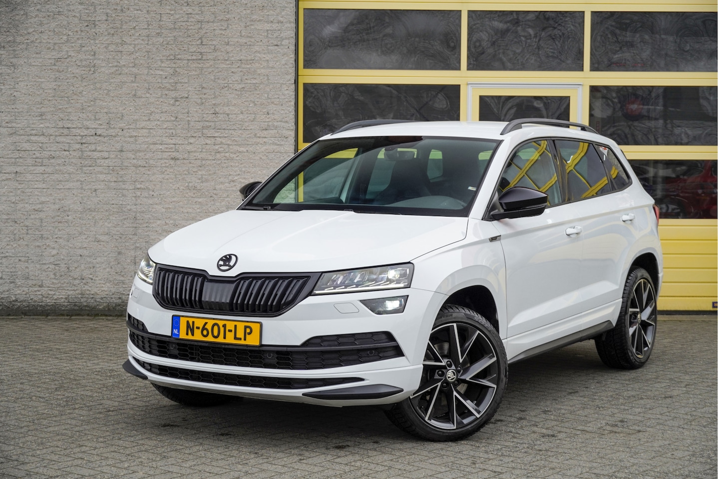 Skoda Karoq - 1.5 TSI ACT 150PK! Automaat Sportline Business BJ2021 Lmv 19" | Led V+A | Pdc | Navi | Key - AutoWereld.nl