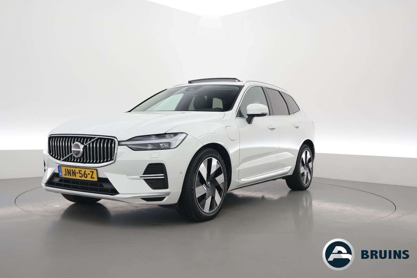 Volvo XC60 - 2.0 T6 Plug-in hybrid AWD Plus Bright | Luchtvering | pano | H&K Audio | ACC | Blis | 360 - AutoWereld.nl