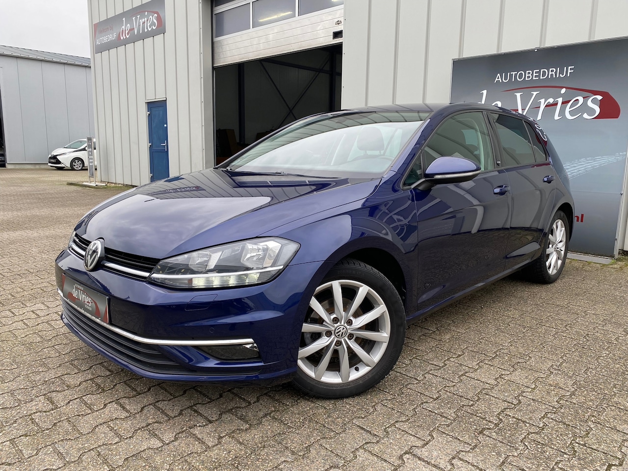 Volkswagen Golf - 1.0 TSI Highline / Clima / Adapt.Cruise / Carplay / Trekhaak / Stoelverw. / PDC / LMV - AutoWereld.nl
