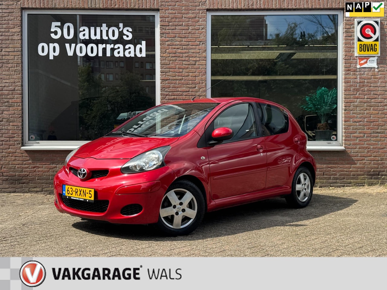 Toyota Aygo - 1.0-12V ASPIRATION RED NAVIGATOR | AIRCO | VELGEN | NAVI | HALF LEER | NAP - AutoWereld.nl