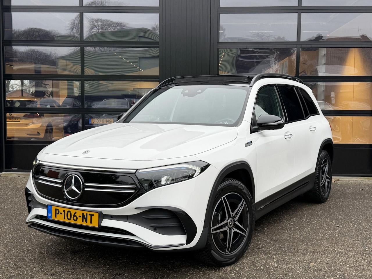 Mercedes-Benz EQB - 300 4MATIC AMG Line 7-Persoons SOH 95% - AutoWereld.nl