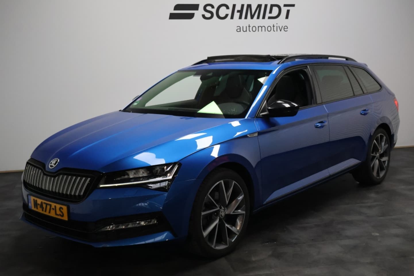 Skoda Superb Combi - 1.4 TSI iV Sport Business | Panoramadak | Matrix LED | Navigatie - AutoWereld.nl