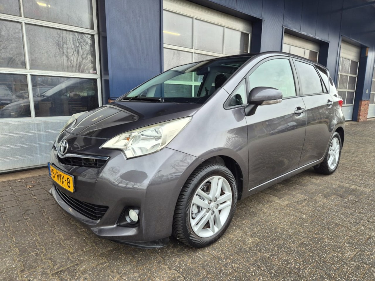 Toyota Verso S - 1.3 VVT-i Dynamic 1.3 VVT-I DYNAMIC, Trekhaak, Keyless, Pano, Camera, ALL IN prijs! - AutoWereld.nl