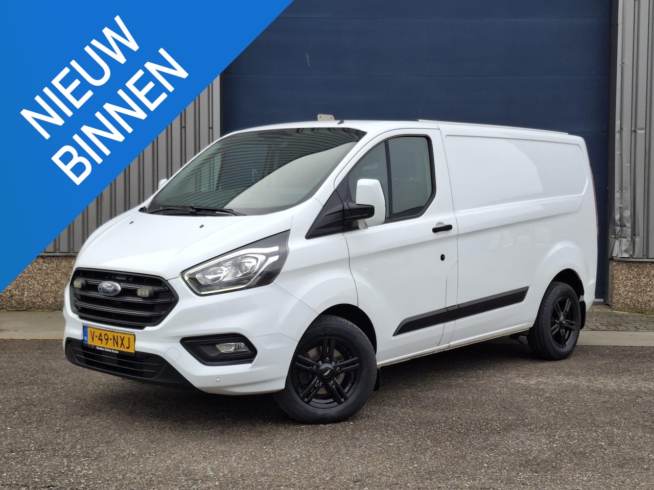 Ford Transit Custom - 340 2.0 TDCI L1H2 Limited AIRCO / CRUISE CONTROLE / EURO 6 / TREKHAAK / L1H1 - AutoWereld.nl