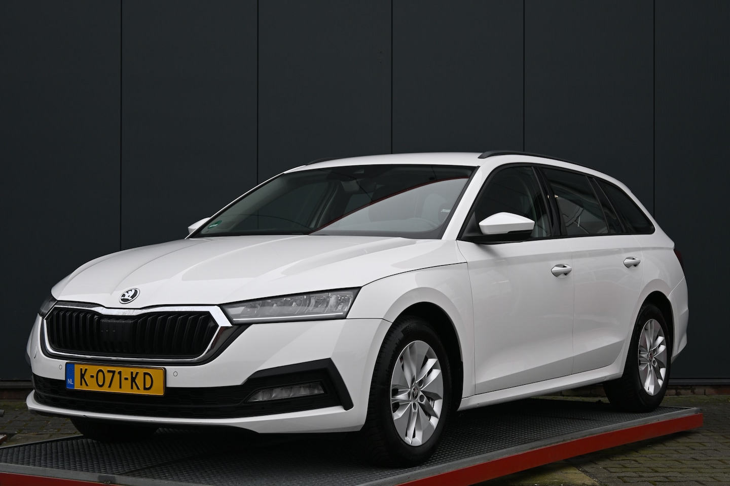 Skoda Octavia Combi - 1.0 e-TSI Business Edition 1.0 e-TSI Business Edition - AutoWereld.nl