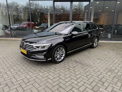 Volkswagen Passat Variant - 1.5 TSI R-LINE, Vol Leer, LED, Schuifdak, Digi Displ., Cam, Trekhk afn., BLIS,